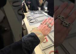 Enlace a El brazalete de Balenciaga que es literalmente un rollo de cinta adhesiva