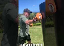 Enlace a Así entrena Chuck Norris en su 84º cumpleaños
