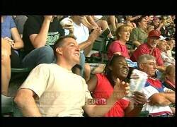 Enlace a Cuando te piden matrimonio tras una 'Kiss Cam' en un estadio