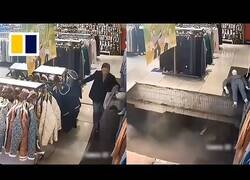 Enlace a El suelo de una tienda de ropa se hunde