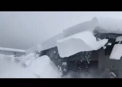 Enlace a Nada como una avalancha para limpiar de nieve un tejado