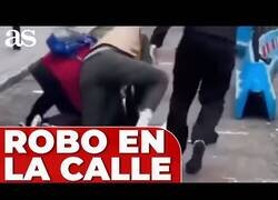 Enlace a Abuela ayuda a detener a un ladrón en plena calle