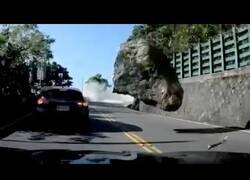 Enlace a Conductores evitan ser aplastados por una avalancha de rocas durante el terremoto de Taiwán