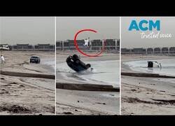 Enlace a Hombre sobrevive tras un terrible vuelco en la playa