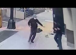 Enlace a Hombre le ofrece su abrigo a un mendigo y este le responde agrediéndole y robándole