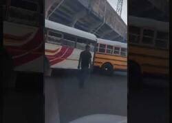 Enlace a Debate sosegado entre dos conductores de bus