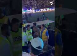 Enlace a Un hombre en la grada se lía a latigazos con los futbolistas en Arabia Saudí