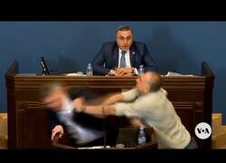 Enlace a Acaban a puños en el Parlamento de Georgia