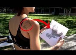 Enlace a Tatuajes gratis (cámara oculta)