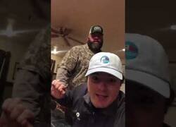 Enlace a A este padre no le gustan las bromas