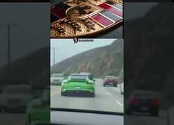 Enlace a Por qué los Porsches no necesitan claxon