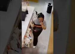 Enlace a Mujer mata a una rata del grito que pega al verla