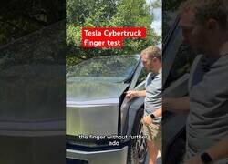 Enlace a Casi pierde un dedo probando el sistema anti-mutilaciones del Cybertruck de Tesla