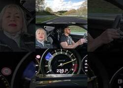 Enlace a Misha Charoudin celebra el 60 cumpleaños de su madre dándole una vuelta con un Porsche GT3