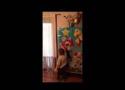 Enlace a El niño Super Mario choca contra la pared