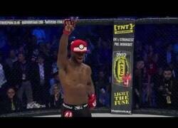 Enlace a Luchador de MMA noquea a su rival y le tira una PokéBall para capturarlo