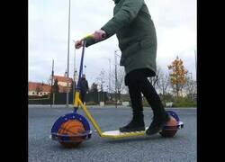 Enlace a El patinete cuyas ruedas son pelotas de básket