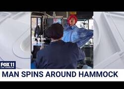 Enlace a Un hombre se cuelga una hamaca en un bus y se niega a bajarse