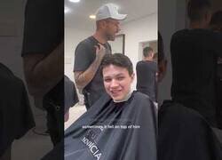 Enlace a Ayudando a un chico con alopecia con una prótesis capilar
