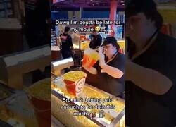 Enlace a Este tipo es un crack sirviendo palomitas