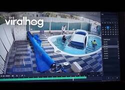 Enlace a Un coche sin control acaba dentro de una piscina