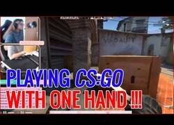 Enlace a Esta chica juega Counter Strike con una sola mano
