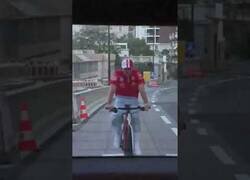 Enlace a Charles Leclerc volviendo a casa en bici después de ganar el GP de Mónaco de F1