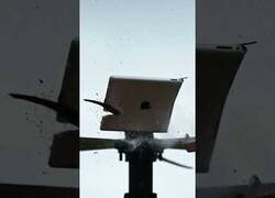 Enlace a Así corta un rotor de katanas un iPad lanzado desde arriba