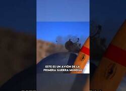 Enlace a Este avión dispara a través de sus hélices