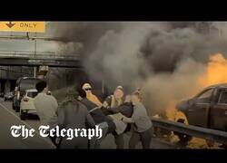 Enlace a Héroes anónimos sacan a un conductor de un coche en llamas