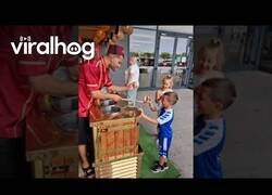 Enlace a Heladero troll vacila a un niño