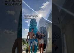 Enlace a El día de surf en pareja no empieza bien