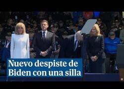 Enlace a Otro despiste de Biden: Problemas al sentarse durante los actos protocolarios de Normandía
