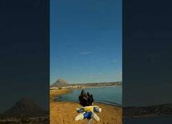 Enlace a Poniendo una figura de Vegeta en el morro de un dron