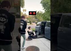 Enlace a Hijo troll pone efectos de sonido a su madre