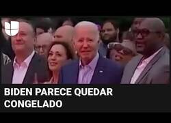 Enlace a Biden se muestra inmóvil durante una celebración en la Casa Blanca