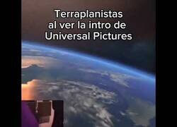 Enlace a Terraplanistas al ver la intro de Universal Pictures