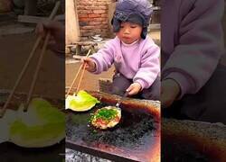 Enlace a Este bebé ya sabe cocinar mejor que tú