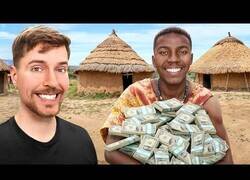 Enlace a MrBeast le da cada familia de un poblado el sueldo de todo un año