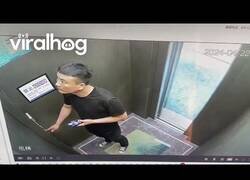 Enlace a Cuando el ascensor de doble puerta te hace el lío