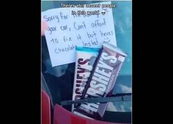 Enlace a Cuando te dejan unas chocolatinas por tus 'pequeños daños' en el coche