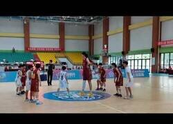 Enlace a 17 años y 2,20 metros: la pívot china que arrasa en la Copa Asia sub-18