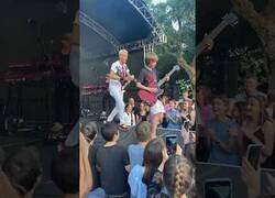 Enlace a Banda de rock sube al escenario a un niño que quería tocar la guitarra con ellos