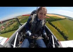 Enlace a El momento en el que la piloto Narine Melkumjan graba como se le abre la cabina de la aeronave en pleno vuelo