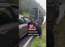 Enlace a Finge un secuestro en mitad de la carretera para pedirle matrimonio a su novia