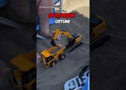 Enlace a Una excavadora radiocontrol es todo lo que necesita un hombre en la playa