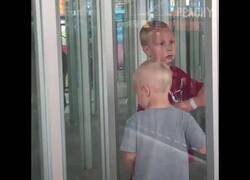 Enlace a Niños chocando en laberintos de espejos