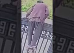 Enlace a Anciana de 92 años trepa una reja de dos metros para escapar de una residencia