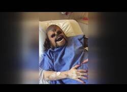 Enlace a Mujer lleva una máscara de Chewbacca durante el parto por perder una apuesta con su marido
