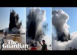 Enlace a Fuerte erupción de un géiser cerca del paseo turístico del Parque Nacional de Yellowstone